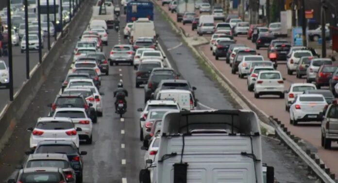 Foto mostra trânsito na BR-116, em Canoas