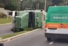 Caminhão tomba na BR-116 e bloqueia rodovia