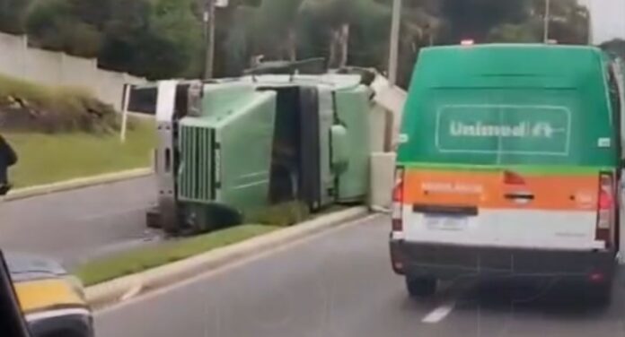 Caminhão tomba na BR-116 e bloqueia rodovia