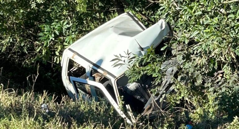 Homem morre em grave acidente com caminhão