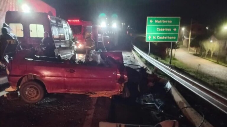 Na foto, mostra o carro que sofreu acidente na BR-285