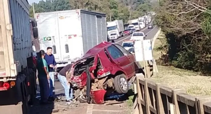 Grave acidente entre carro e caminhões na BR-386 deixa feridos