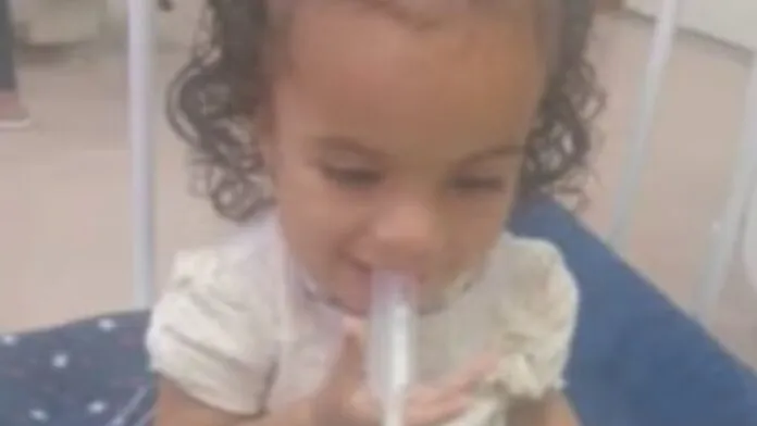 Na foto, monstra a bebê que o pai matou e foi preso