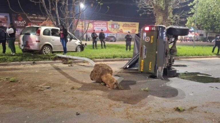 Na foto, a viatura da Brigada Militar na ocorrência do capotamento em viamão