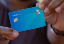 Na foto, o cartão do caixa tem