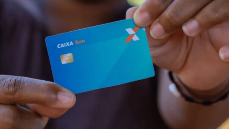 Na foto, o cartão do caixa tem