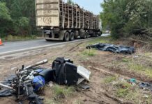 Na foto, mostra a moto do jovem que morreu em acidente