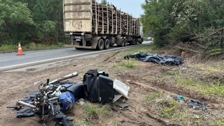 Na foto, mostra a moto do jovem que morreu em acidente