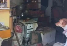 Na foto, mostra a casa onde a mulher deixava a mãe