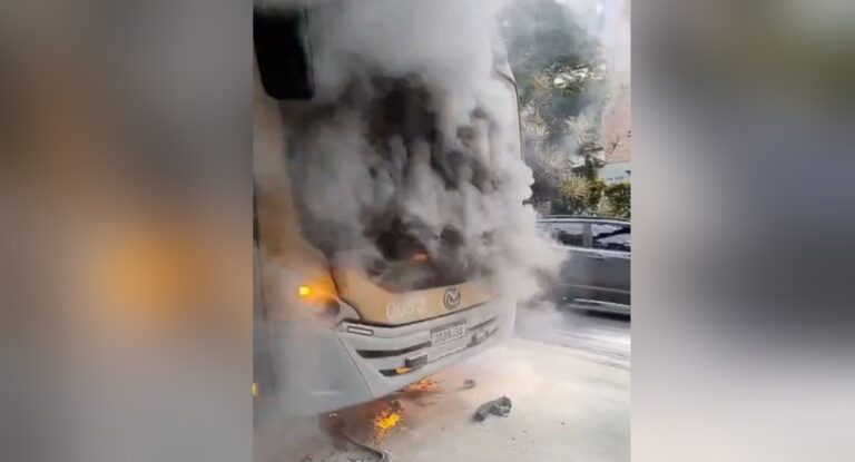 Ônibus pega fogo em Porto Alegre