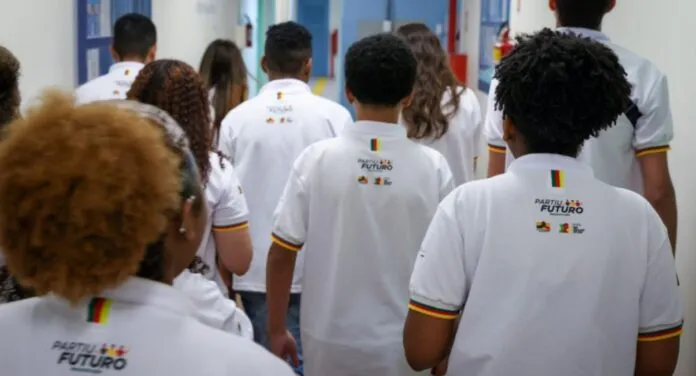 Jovens de Canoas do 'Partiu Futuro Reconstrução' podem participar de intercâmbio com tudo pago; Entenda