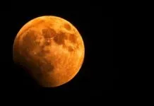 Imagem da lua cheia no céu noturno