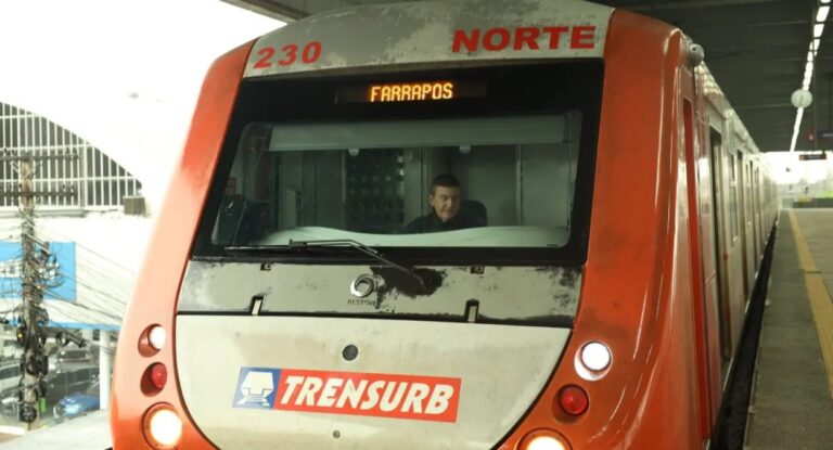 Trem da Trensurb na plataforma