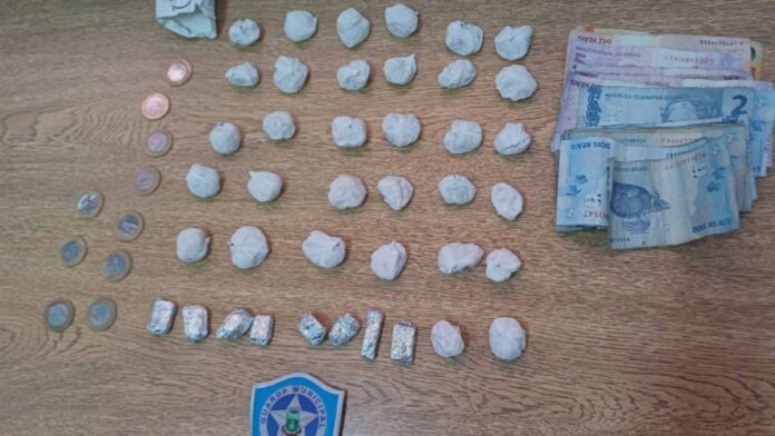 Na foto, mostra as drogas que estavam com o traficante em Canoas