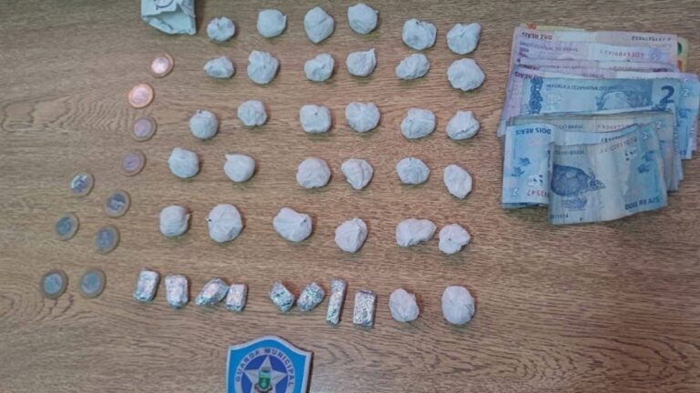 Na foto, mostra as drogas que estavam com o traficante em Canoas