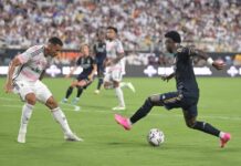Vini Junior pedalando contra jogaodres do juventus