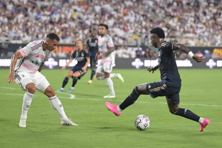 Vini Junior pedalando contra jogaodres do juventus