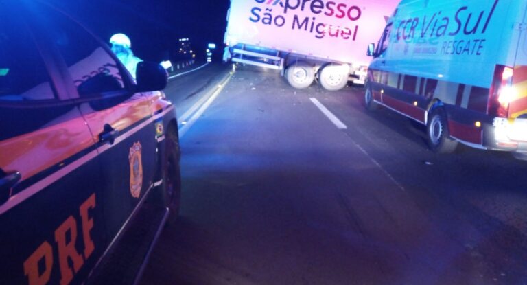 Motorista morre após acidente entre carro e caminhão