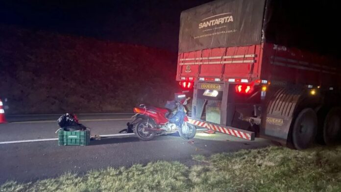 foto que mostra o acidente que vitimou um motociclista na BR-386 em Carazinho