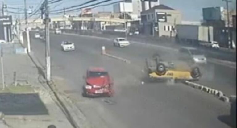 Vídeo mostra acidente com carro capotado na BR-116 em Canoas