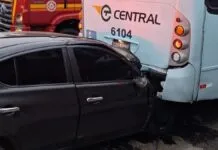 FOTO MOSTRA COLISÃO TRASEIRA ENTRE CARRO E ÔNIBUS NA BR-116, EM CANOAS