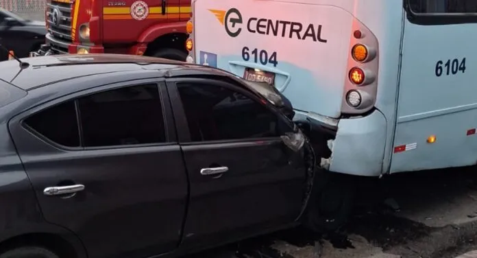FOTO MOSTRA COLISÃO TRASEIRA ENTRE CARRO E ÔNIBUS NA BR-116, EM CANOAS