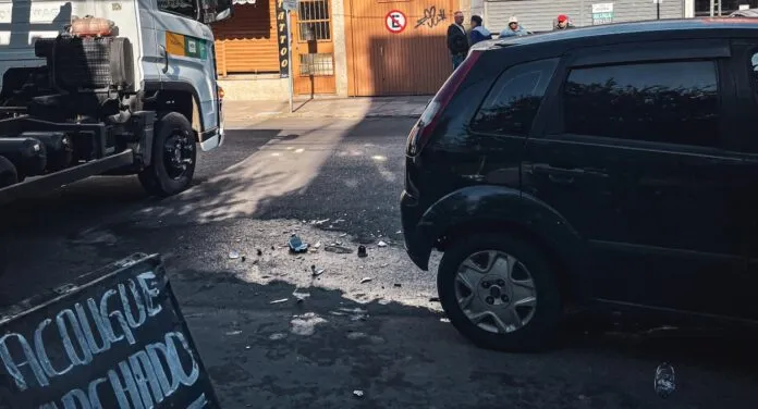 Canoas: acidente entre dois carros em avenida causa transtornos no trânsito