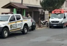 Foto mostra acidente em Canoas onde um carro bateu e derrubou o portão de uma casa.