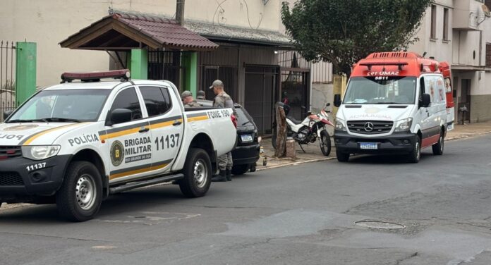 Foto mostra acidente em Canoas onde um carro bateu e derrubou o portão de uma casa.