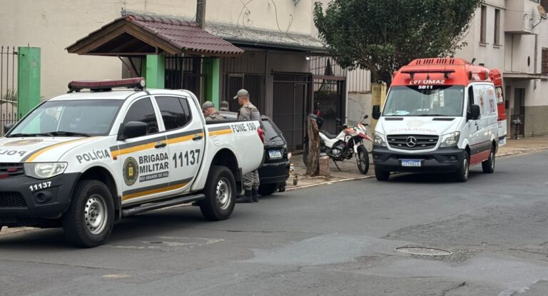 Canoas: Carro bate e derruba portão de residência em acidente