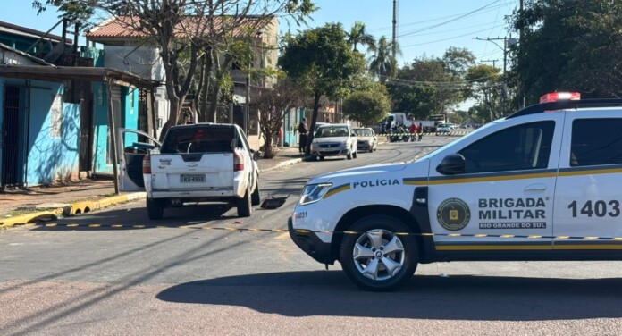 Foto mostra ocorrência onde um motociclista morreu em um acidente em Canoas