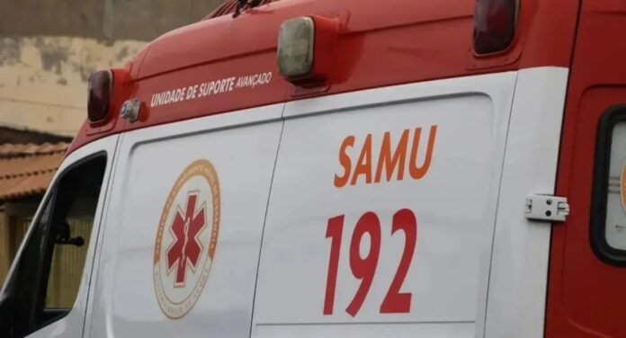 na foto, ambulância do SAMU que atendeu acidente de trânsito em Canoas