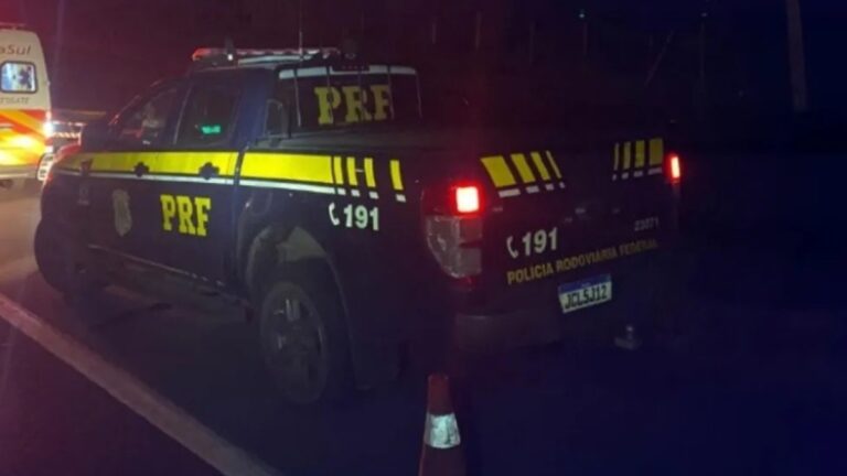Na foto, o carro da PRF na ocorrência do homem morto em acidente de trânsito