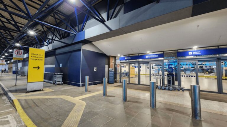 na foto, a entrada do aeroporto de Porto Alegre
