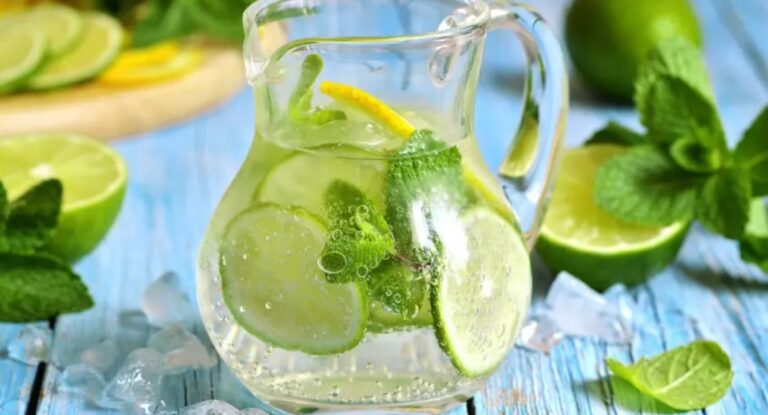 Foto ilustra questionamento sobre se realmente emagrece tomar água com limão