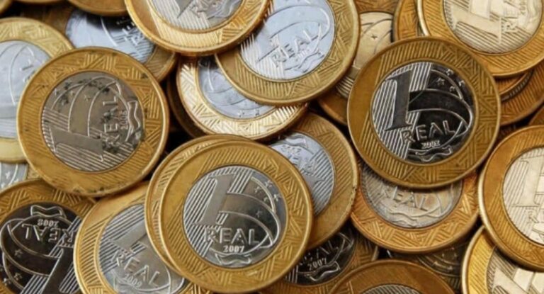 Foto mostra moedas de R$ 1. Banco Central faz alerta para quem tem em casa