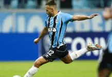 Jogador do grêmio chutando a bola ao gol