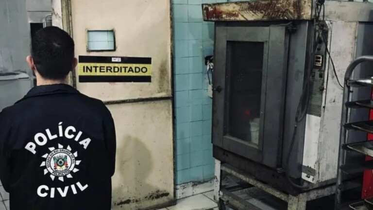 Na foto, mostra o estabelecimento que foi fechado por ter alimentos impróprios