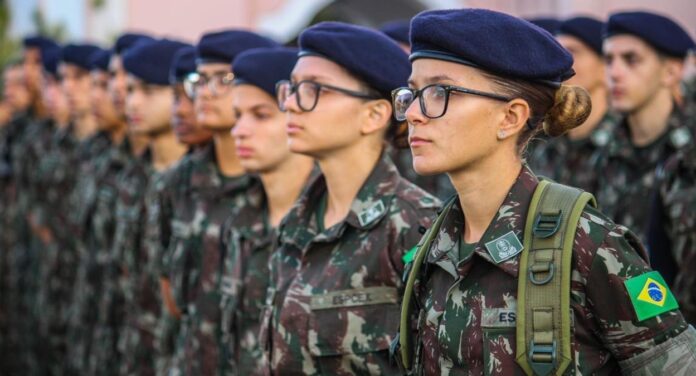 Mulheres no alistamento militar feminino