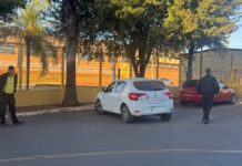 Na foto, o carro da aluna que recebeu multa na prova do detran