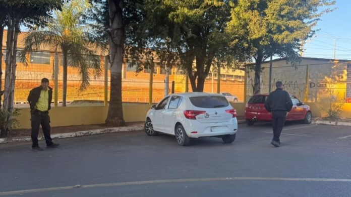 Na foto, o carro da aluna que recebeu multa na prova do detran