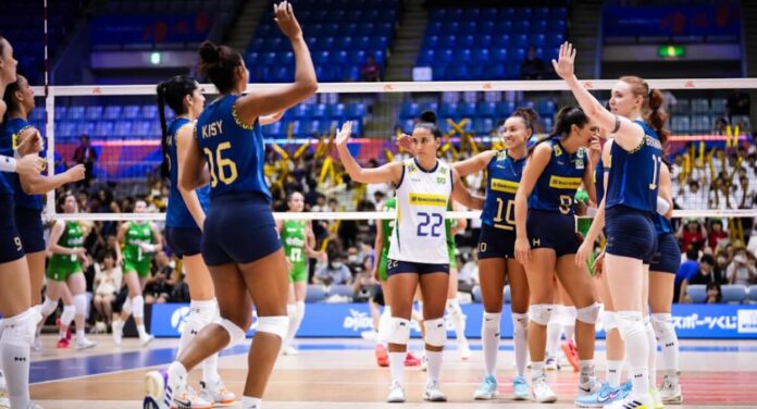 Foto mostra equipe de vôlei da seleção brasileira; A atleta Ana Ciristina é uma das destaques