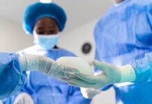 Foto mostra médicos com prótese; Anvisa proíbe material vindo da China; Sai quais os tipos