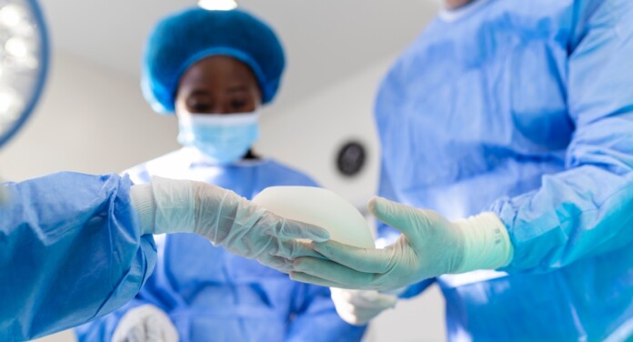 Foto mostra médicos com prótese; Anvisa proíbe material vindo da China; Sai quais os tipos