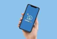 Mão segurando celular com o app do Caixa Tem