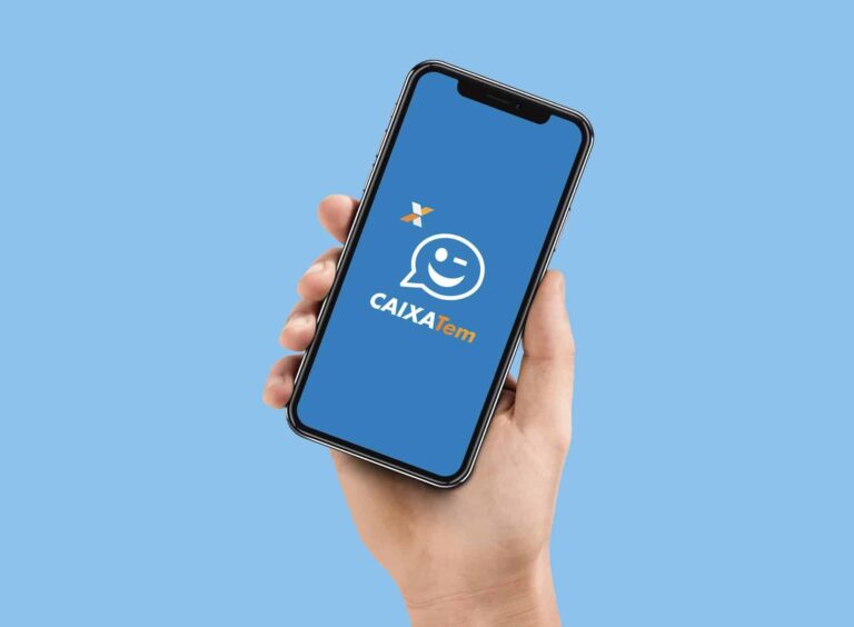 Mão segurando celular com o app do Caixa Tem