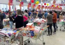 na foto, filas em atacado de Canoas