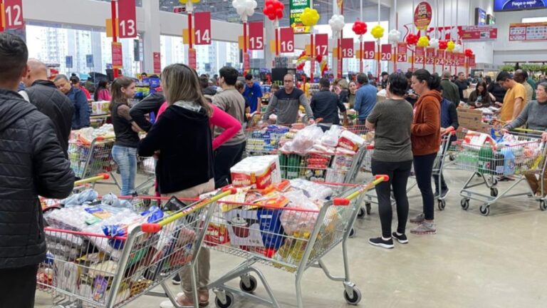 na foto, filas em atacado de Canoas