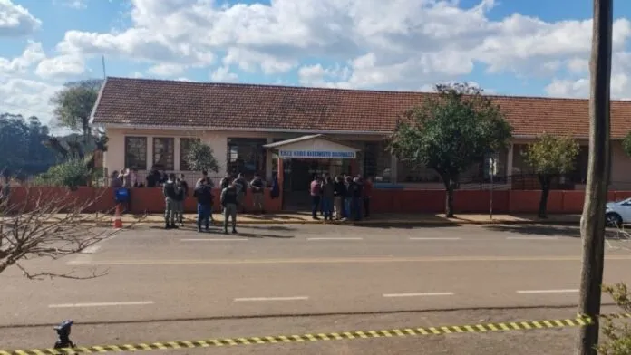 na foto, escola de estação que sofreu ataque