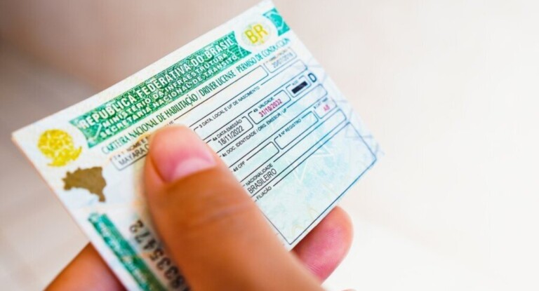 Foto mostra CNH tirada em autoescola